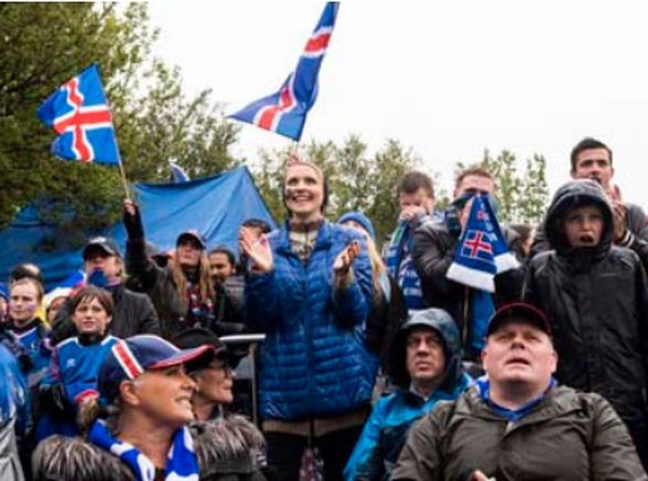 Rigningin spillti ekki gleðinni í Hljómskálagarðinum á laugardaginn þar sem margir horfðu á Ísland gera jafntefli við Argentínu.