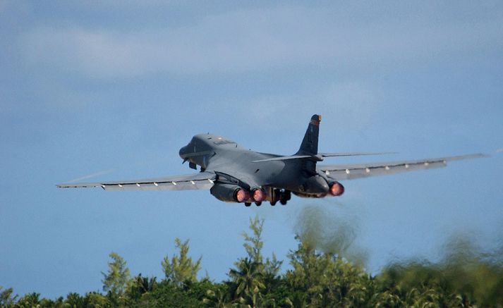 B-1B Lancer sprengjuflugvél tekur á loft.