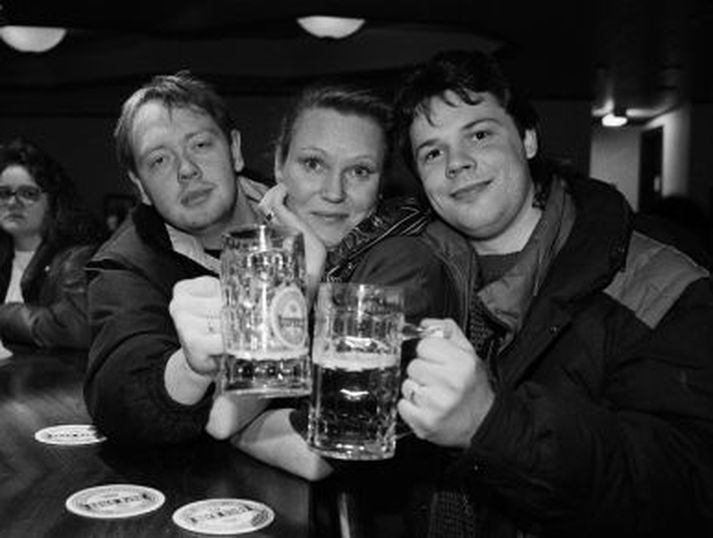Þetta ágæta fólk skálaði í bjór þann 1.mars árið 1989