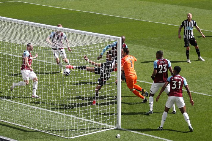 Joelinton skorar annað mark Newcastle eftir skelfileg mistök Lukasz Fabianski í marki West Ham.