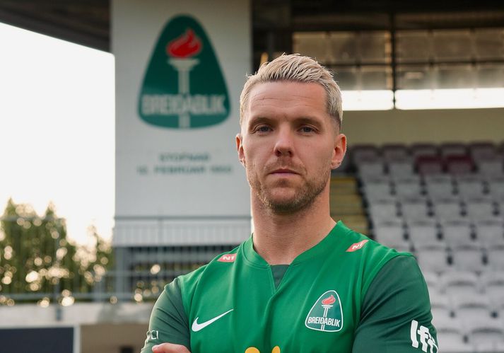 Guðmundur Magnússon stillir sér upp á nýja heimavellinum sínum.