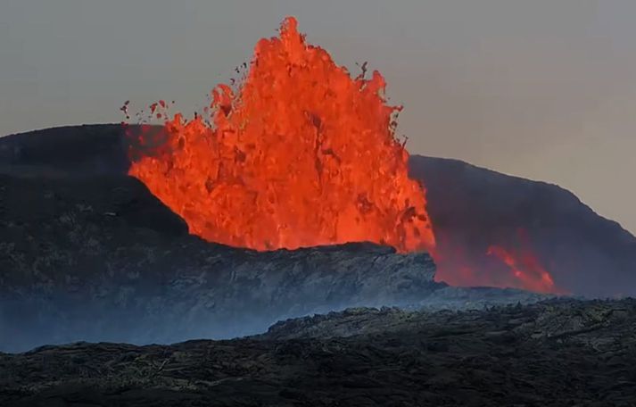 Eldgosið er byrjað aftur eftir hlé, enn og aftur.