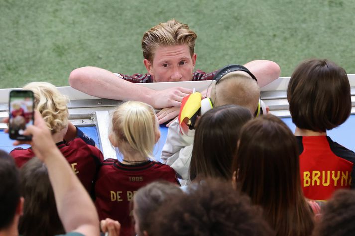Kevin de Bruyne talar við börnin sín og fjölskyldu eftir leikinn.