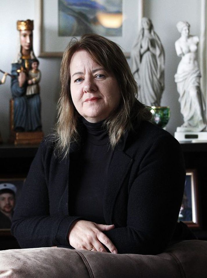  Ásdís Jóelsdóttir hefur skrifað Sögu hönnunar
