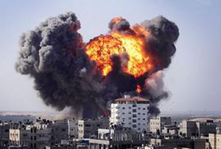 Sprenging í Rafah. Ísraelar spara ekki sprengikraftinn þótt ráðist sé á þéttbýl íbúðarhverfi. MYND/AP
