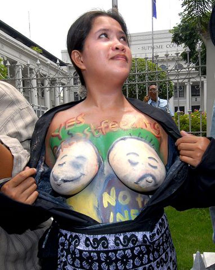 Nokkrar konur beruðu máluð brjóst sín þegar þær mótmæltu þurrmjólkurframleiðendum fyrir utan hæstarétt Filippseyja.