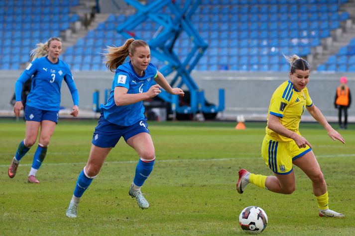 Glódís Perla Viggósdóttir með augun á boltanum í 1-0 sigrinum gegn Úkraínu í apríl.