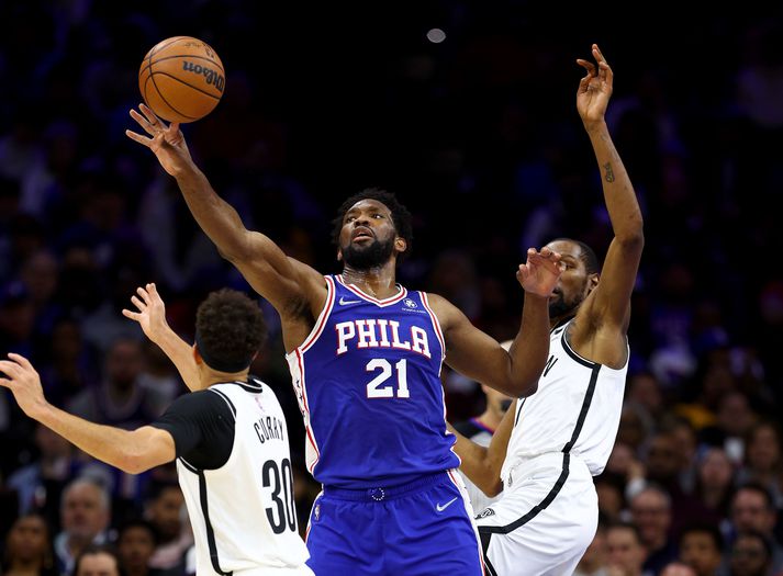 Joel Embiid, Kevin Durant og Seth Curry í leik Philadelphia 76ers og Brooklyn Nets á aðfaranótt föstudags.