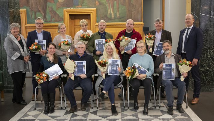 Styrkþegar ásamt Dr. Guðrúnu Pétursdóttur, formanni dómnefndar og Hreiðari Bjarnasyni, framkvæmdastjóra Fjármála hjá Landsbankanum.