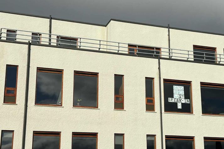 Íbúar í Gamla Garði hafa sett upp skilti í glugga bygginarinnar þar sem segir hversu margir dagar eru liðnir frá því að síðast var brotið inn.