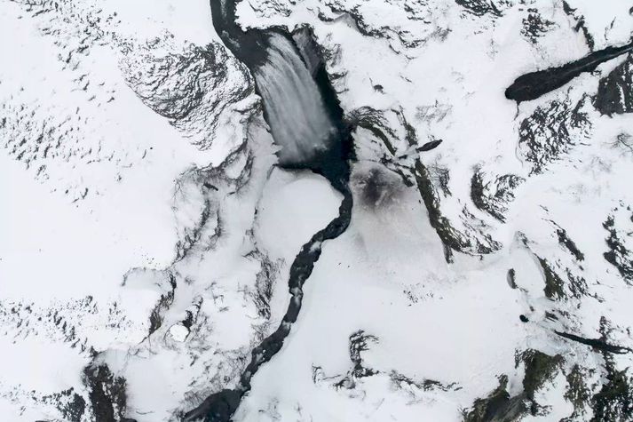 Parið Garpur Elísabetarson og Rakel María Hjaltadóttir ferðast vítt og breitt um Ísland og lenda í ýmsum ævintýrum í þáttunum Okkar eigið Ísland.