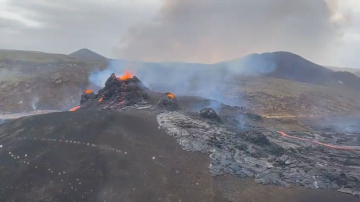 Aðalgígurinn er eins strompur. Hægra megin má sjá minni gíga, einn sem er opinn en tvo sem virðast storknaðir.