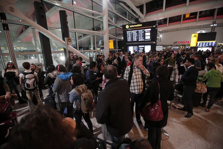 Lokun loftrýmisins hafði áhrif á flugferðir þúsunda ferðalanga á Heathorw og fleiri flugvöllum í gær.