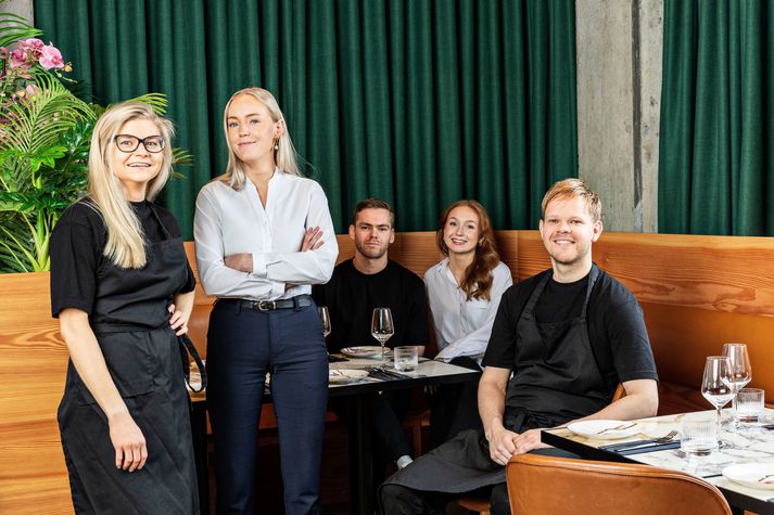Sigurður Laufdal ásamt öðru lykilstarfsfólki: Micaela Ajanti aðstoðaryfirkokki, Andreu Ylfu Guðrúnardóttur veitingastjóra, Darra Má Magnússyni yfirbarþjóni, Helenu Toddsdóttur vaktstjóra.
