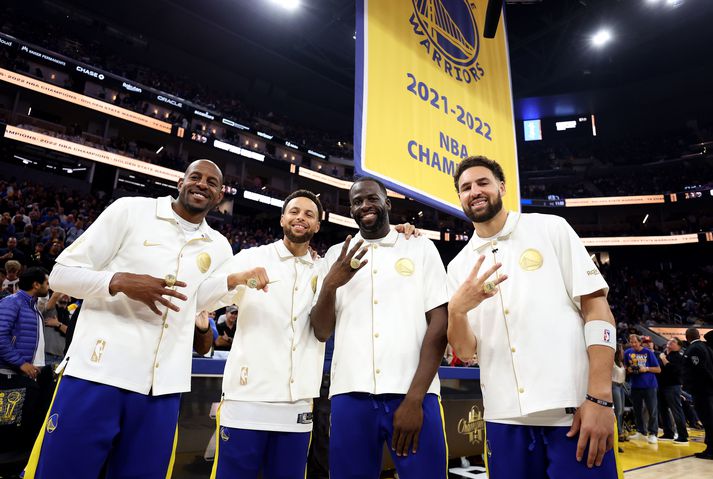 Andre Iguodala, Stephen Curry, Draymond Green og Klay Thompson sýna meistarahringana fyrir leikinn gegn Los Angeles Lakers í nótt. Þeir eiga fjóra slíka.