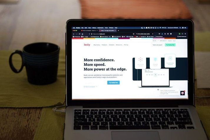 Netflutningsfyrirtækið Fastly aðstoðar stórar vefsíður að dreifa efni sínu víðs vegar um heiminn með því að stýra netumferðinni með hraðari leiðum.