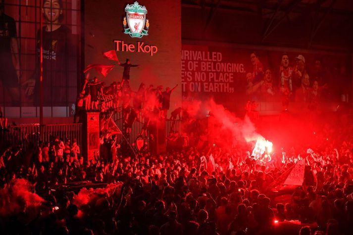 Stuðningsmenn Liverpool fögnuðu titlinum fyrir utan Anfield í gærkvöld.