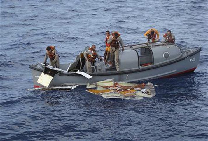 Brasilíski sjóherinn við leit á staðnum.