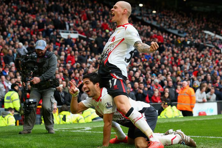 Luis Suarez og Martin Skrtel fagna marki á sérstakan hátt á móti Manchester United.