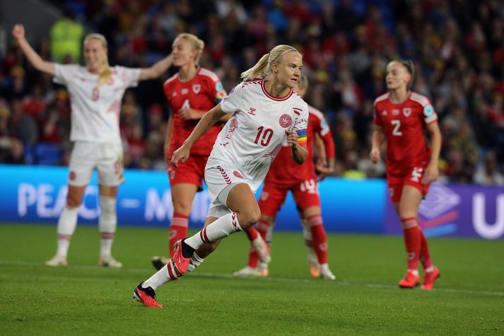 Fyrirliðinn Pernille Harder skoraði þrennu fyrir danska liðið.