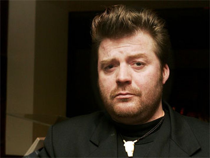 Steinn Ármann, þéttur og vanmetinn leikari, er fyndinn í gríni eftir Ricky Gervais í Borgarleikhúsinu.