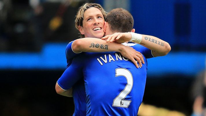 Fernando Torres fagnar með Branislav Ivanovic.