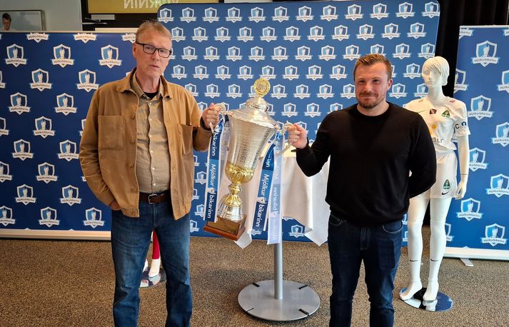 Pétur Pétursson og Nik Chamberlain handléku Mjólkurbikarinn í höfuðstöðvum KSÍ.