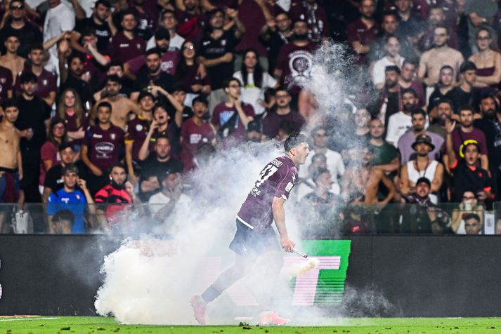 Luka Lochoshvili leikmaður Salernitana reyndi að henda blysum af vellinum.