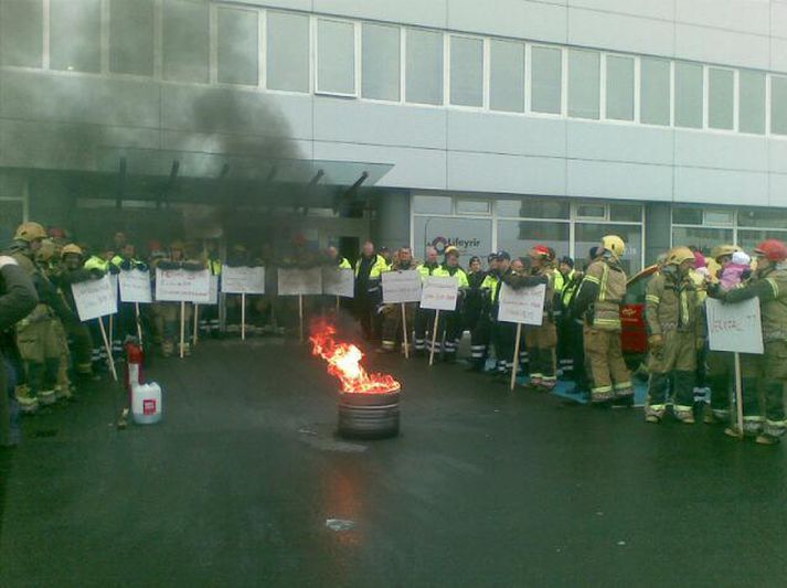 Slökkviliðsmenn kveiktu eld fyrir framan Borgartún 30 til að minna á málstað sinn. Mynd/ Friðrik.