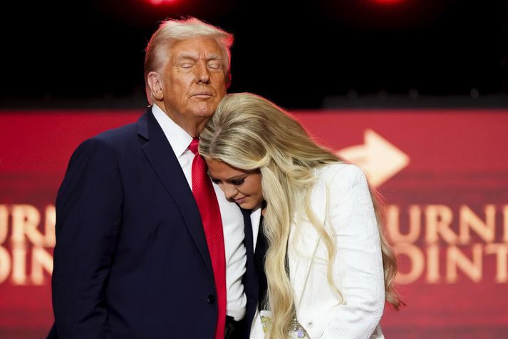 Donald Trump og Erika Kirk á minningarathöfninni í gær.