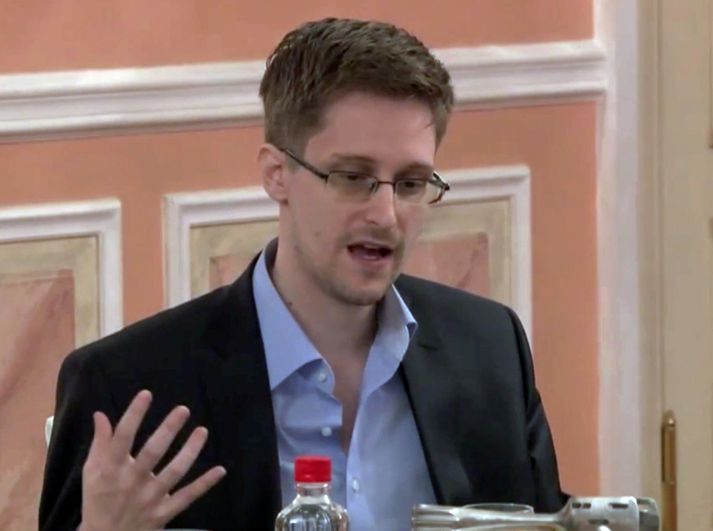 Edward Snowden þegar hann tók við Sam Adams verðlaununum í Moskvu í síðustu viku.