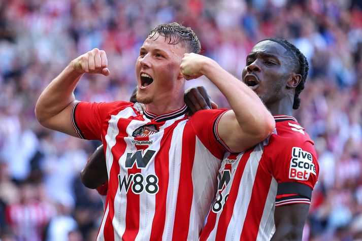 Dan Ballard hnyklar vöðvana eftir að hafa komið Sunderland í 2-0 gegn West Ham United.