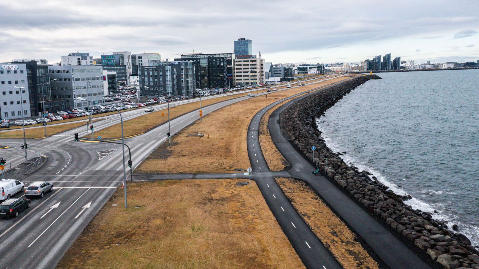 Leigu­bíl­stjóri jók hraðann á rauðu ljósi og ók á eldri konu