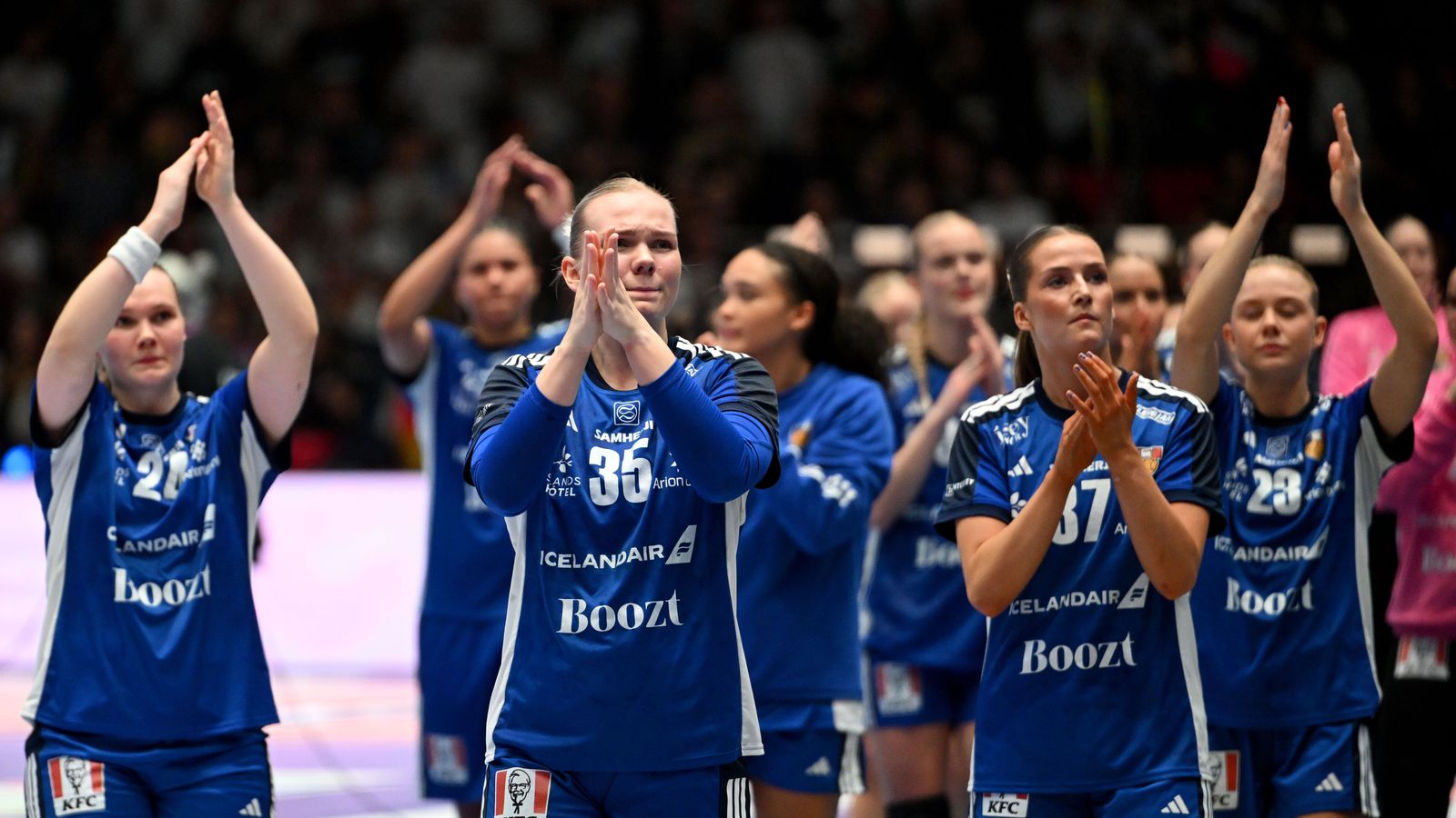 „Stelpurnar skipta okkur al­veg jafn miklu máli og strákarnir“