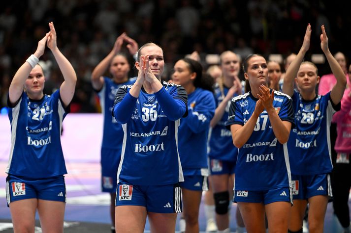 Stelpurnar okkar gengu svekktar af velli en vakna eflaust sáttar á morgun. 