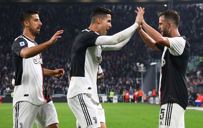 Markaskorar Juventus, og Sami Khedira, fagna marki Pjanic í dag.