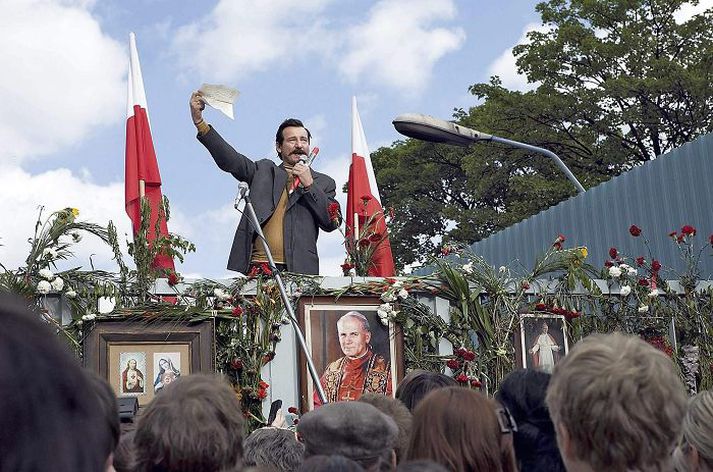 Leikstjóri Lech Walesa. Maður vonar er Andrzej Wajda sem hlaut meðal annars heiðursverðlaun á Óskarsverðlaunahátíðinni árið 2000 fyrir framlag sitt til kvikmyndagerðar.