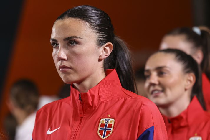Ingrid Engen gagnrýnir það að leikur Íslands og Noregs sé spilaður á leikvangi sem er ekki löglegur fyrir karlalandsliðin.
