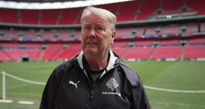 Age Hareide horfir yfir Wembley leikvanginn í Lundúnum þar sem Ísland leikur við England í kvöld.