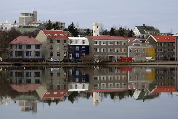 Við tjörnina Háir vextir hafa komið niður á eignamyndun í íbúðarhúsnæði, segir Ásgeir Jónsson hagfræðingur. Fréttablaðið/Vilhelm