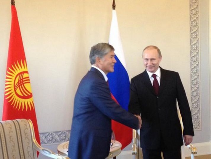 Vladimír Pútín Rússlandsforseti og Almazbek Atambayev, forseta Kirgisistans, funda nú í Pétursborg.