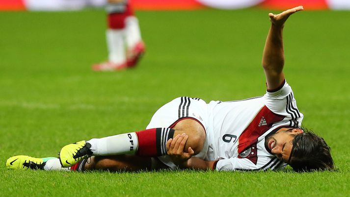 Khedira heldur um hnéð í gær.