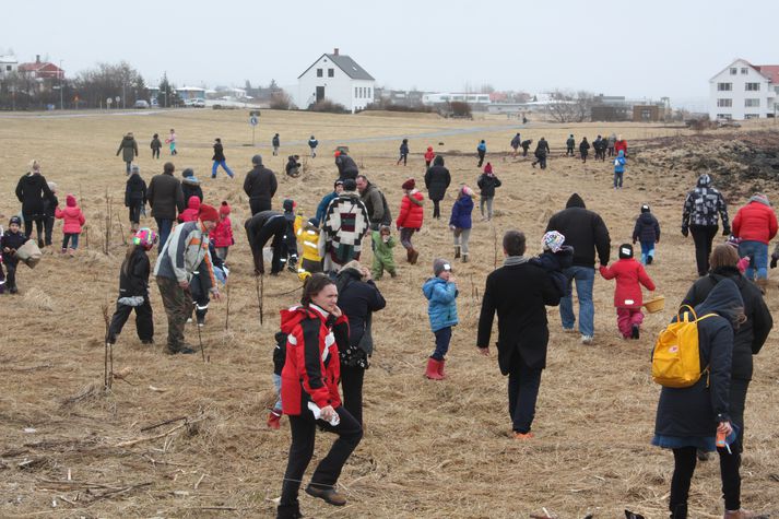 Fjöldi fólks á öllum aldri tók þátt í árlegum páskaeggjaleitum hverfafélaga sjálfstæðismanna í Reykjavík sem fram fóru á víð og dreif um Reykjavík í dag. Rótgróin venja er fyrir páskaeggjaleitunum sem felast í því að börn leita að fallega skreyttum páskaeggjum og fá súkkulaðiegg að launum.