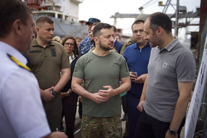 Volodymyr Zelenskyy heimsótti hafnirnar í Chornomork og Odessa, tvær af þremur helstu útflutningshöfnum Úkraínu, þar sem verið var að dæla korni um borð í flutingaskip.