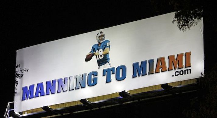 Auglýsingaskiltið góða en þar er Manning kominn í búning Miami.