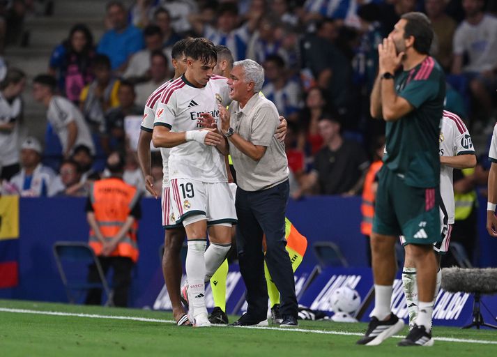 José Mourinho ræðir við Carlos Espí sem reyndist örlagavaldurinn í leik Espanyol og Real Madrid.