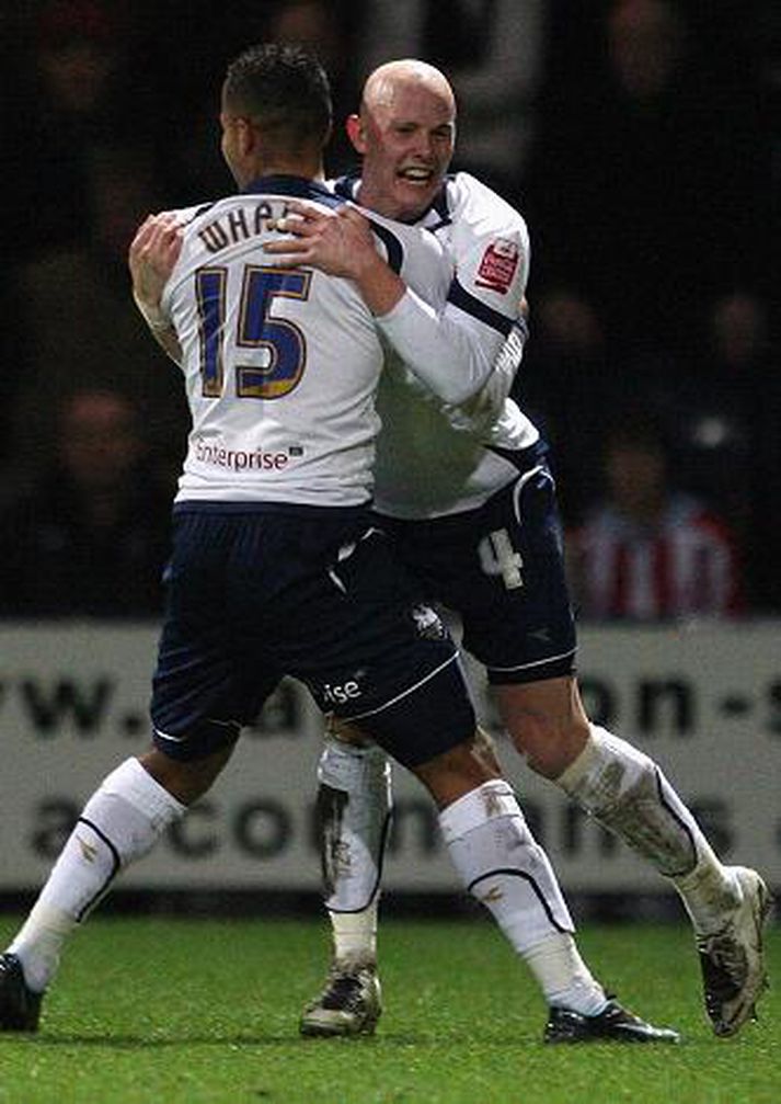 Richard Chaplow fagnar öðru af mörkum sínum gegn Stoke í kvöld. NordicPhotos/Getty