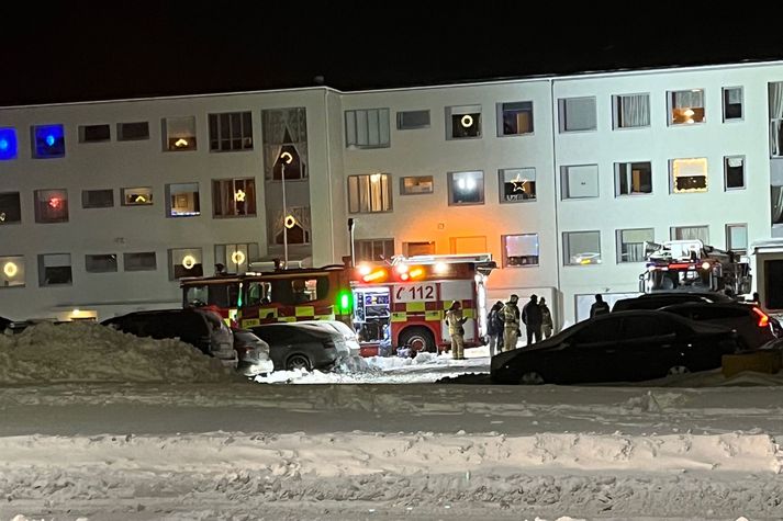 Frá vettvangi að Breiðvangi í Hafnarfirði í gærkvöldi.