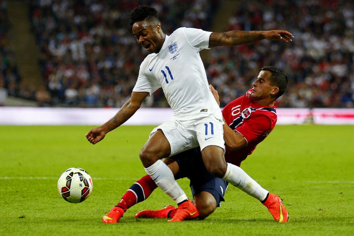 Raheem Sterling fer framhjá leikmanni Noregs á Wembley.