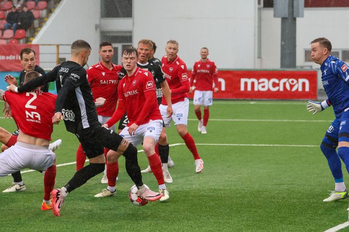 Damir Muminovic skorar fyrra mark Breiðabliks gegn Val.